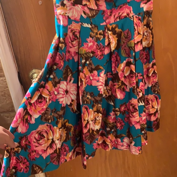 Beach Bash Floral Dress - Picture 3 of 8